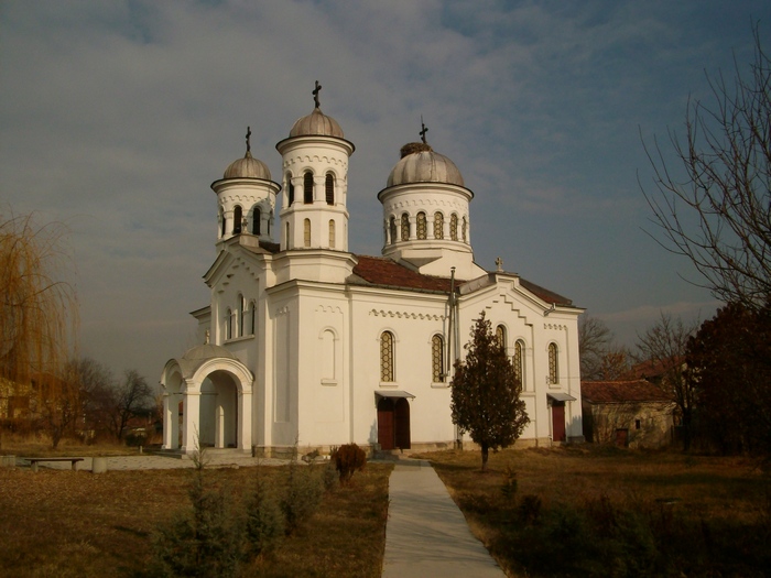 храм "Св. Троица" в Нови Искър
