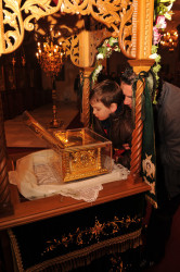 paulos4205 
Father and son embrace in faith the relics of St. Luke the Doctor 
2011-12-01 08:27:22