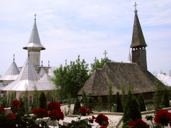 cristiangeorge 
Mănăstirea Sfânta Cruce Oradea - biserica istorică de lemn şi biserica mare. 
2011-12-01 19:05:08