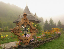 PALADA 
Maramureş 2011: din nou e ceaţă la Bârsana (3). 
2011-12-11 16:06:32