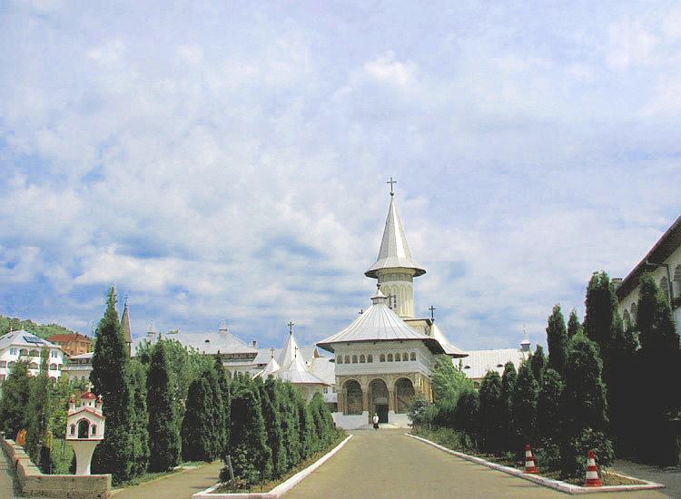 Mănăstirea Sfânta Cruce Oradea - vedere generală.