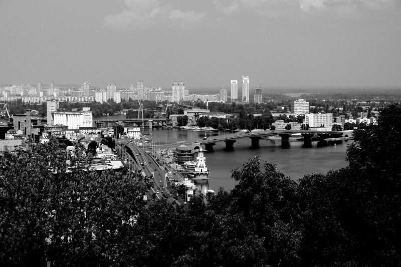 Panorama Kijowa, w oddali cerkiew prawosławna na wodzie