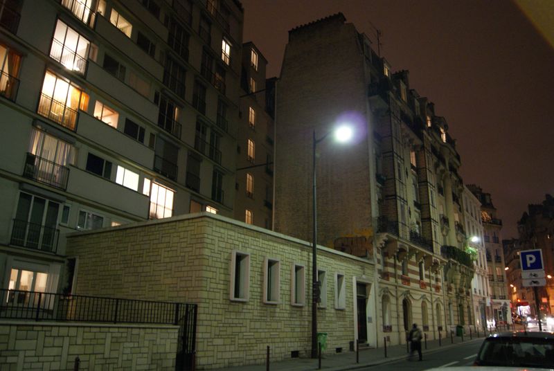 Sobór Trzech Świętych Hierarchów w Paryżu (budynek parterowy w centrum zdjęcia)
