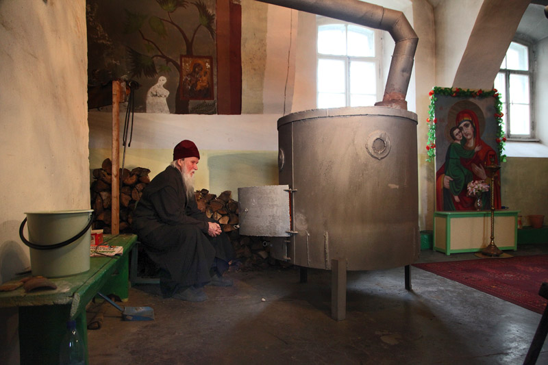 В сельском храме. Литургия закончилась.