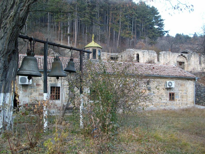 храм "Св. Николай" в с. Искрец