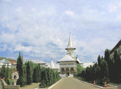 cristiangeorge 
Mănăstirea Sfânta Cruce Oradea - vedere generală. 
2012-01-01 19:10:45