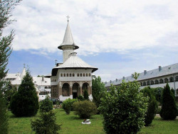 cristiangeorge 
Mănăstirea Sfânta Cruce Oradea - biserica mare . 
2012-01-01 19:16:29