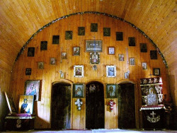 cristiangeorge 
Mănăstirea Sfânta Cruce Oradea - biserica istorică de lemn  - iconostasul. 
2012-01-01 19:17:31