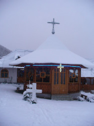 Maria. 
"Bucură-te, semn ceresc,Cruce steag imparatesc!" 
2012-01-10 14:47:36