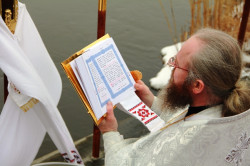 jarek 
Praying before blessing the water  
2012-01-19 19:02:26