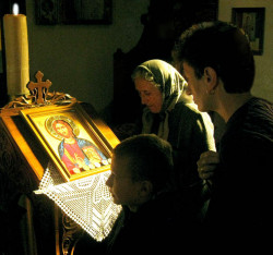 MikaV 
In front of the icon 
2012-01-27 00:31:16