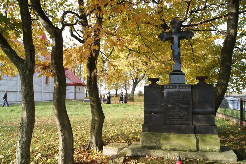Śniatycze- nagrobek przy dawnej cerkwi