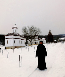 cristiangeorge 
Schitul Sf. Lazăr din Alba Iulia (1) - Iarna la schit 
2012-02-06 21:20:22