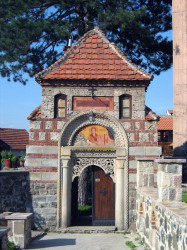 Nesko 
Капија у манастиру Жича-Gate in monastery Zica 
2012-02-14 00:21:57