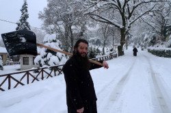 paulos4205 
clearing the snow 
2012-02-16 09:59:30