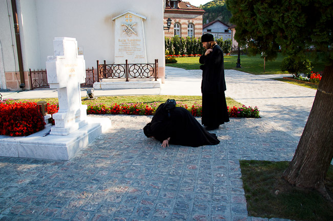 На гробу Патријарха Павла