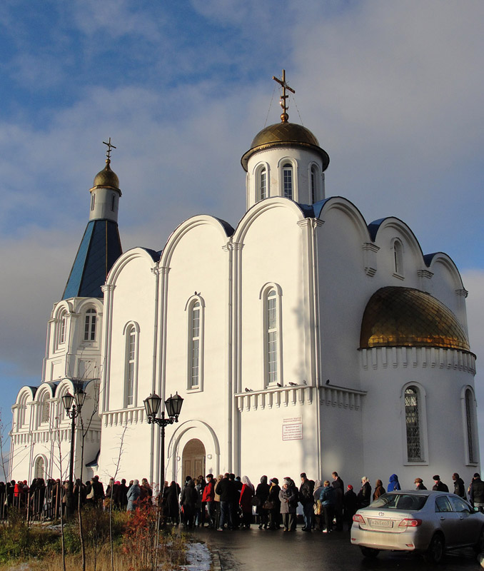 У храма