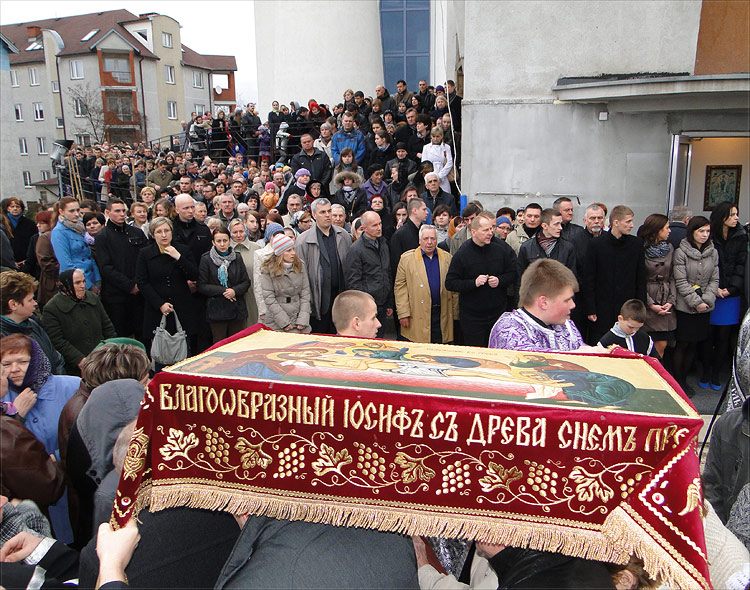 Wielkopiątkowa procesja. Cerkiew p.w. św. Jerzego w Białymstoku (w budowie).