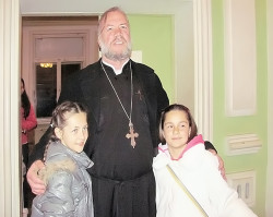 waniia 
Отец Боян сред децата / Међу децом / Printre copii / Wśród dzieci / Among the children 
2012-04-11 09:01:47