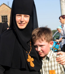 jarek 
Ihumenia Anastasia and a young pilgrim 
93 
2012-05-09 21:44:42