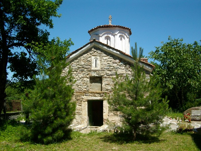 Старата църква от ХІІ-ХІІІ в. на Раковишкия манастир "Св. Троица"