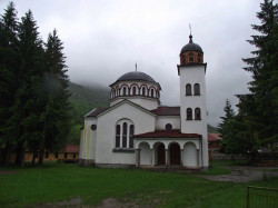 Nikolaj_BG 
храм "Света Богородица" в с.Черни Вит, общ.Тетевен 
2012-06-04 18:31:39