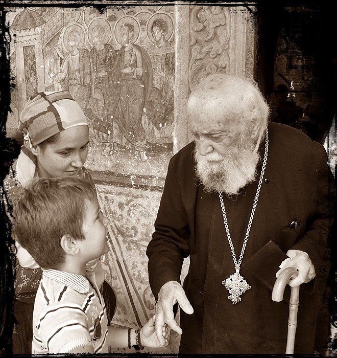 La finalul Sfintei Liturghii | Pr Nicolae de la Sfanta Manastire Sitaru si un copil pe nume Serafim