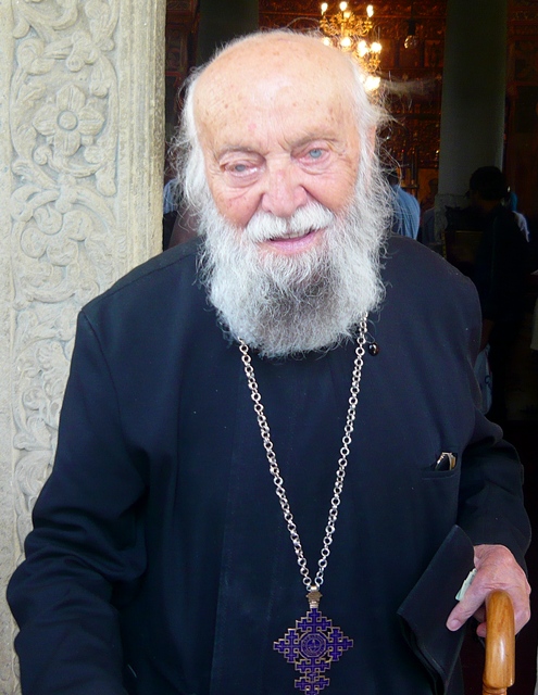 Parintele cu ochii de culoarea cerului iesind de la Sfanta Liturghie