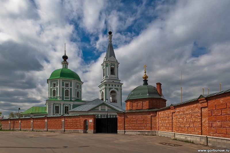 У ворот женского монастыря  