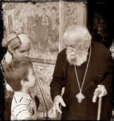 Florina 
La finalul Sfintei Liturghii | Pr Nicolae de la Sfanta Manastire Sitaru si un copil pe nume Serafim 
123 
2012-07-02 22:23:53