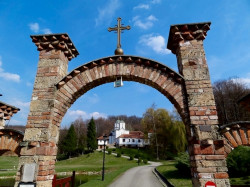 Аврамс 
Entering the monastery complex- Kaona , Western Serbia 
2012-07-25 22:08:29
