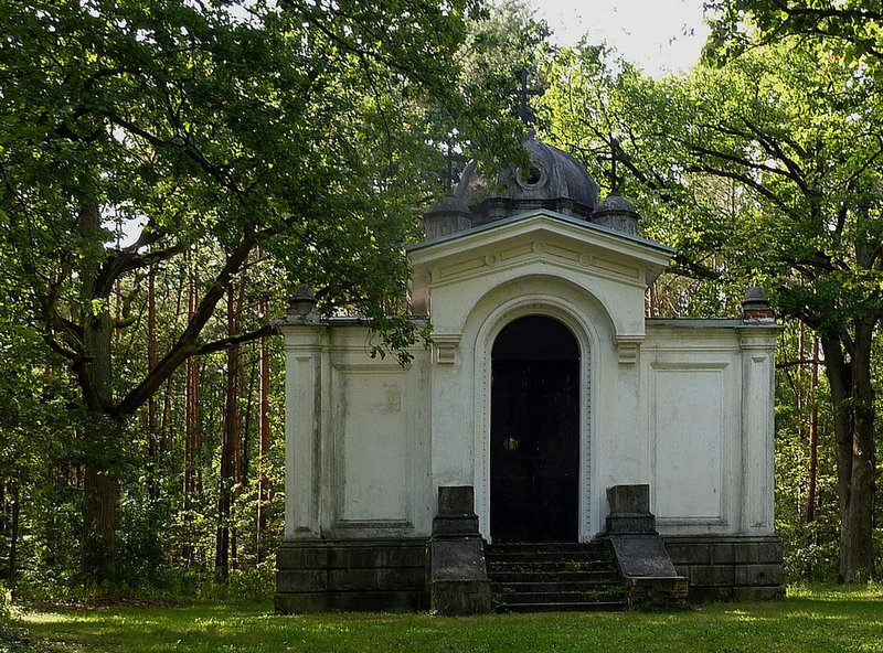 Ukryte wśród lasów: cerkiew... rodzinny grobowiec