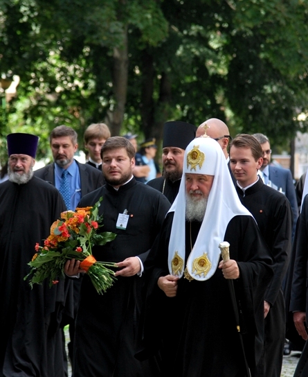 Patriarcha Cyryl przed pomnikiem ks. Jerzego Popiełuszki