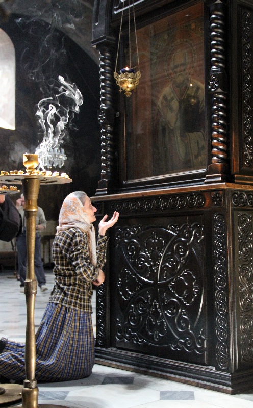 Women praying in Sioni Cathedral