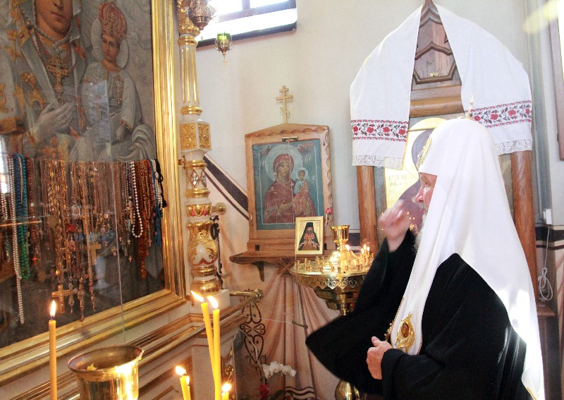 Patriarch Cyril praying in fromt of Suprasl icon of Mother of God