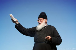 nikosart 
Metropolitan Kallistos (Ware) of Diokleia reading from the life of Saint Columba (521-597) 
2012-08-10 21:56:26