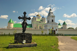 BIN63 
Свято-Троицкий Межиричский монастырь 
2012-08-24 16:56:46