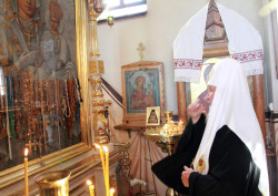 jarek1 
Patriarch Cyril praying in fromt of Suprasl icon of Mother of God 
2012-08-28 07:41:26