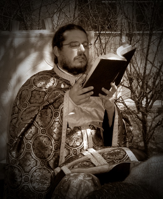 Parintele Arsenie de la Dervent citind Sfanta Evanghelie