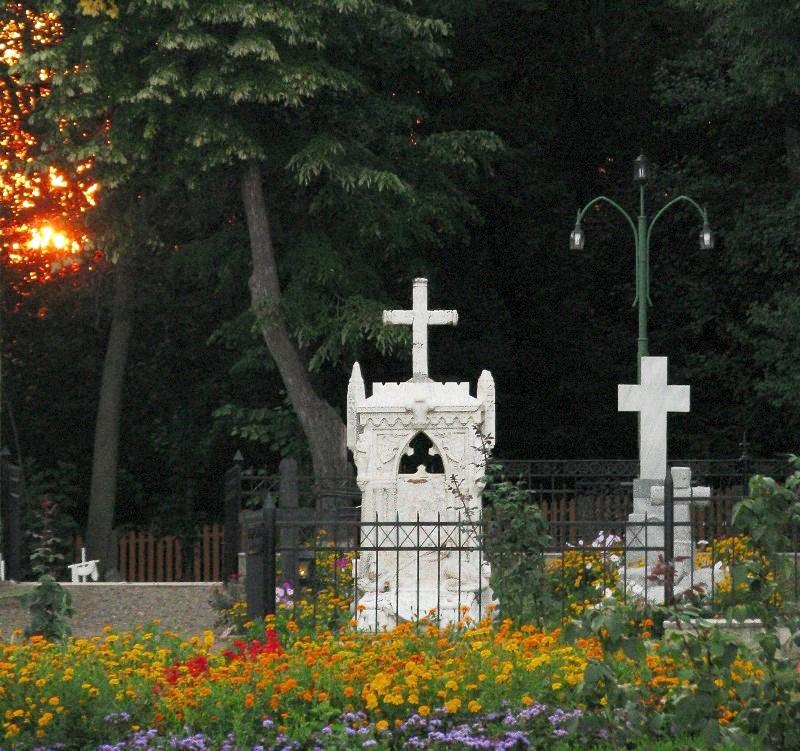 În amurg, în cimitirul mănăstirii Miclăuşeni.