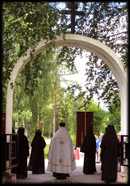 Waiting for the procession in Lintula convent