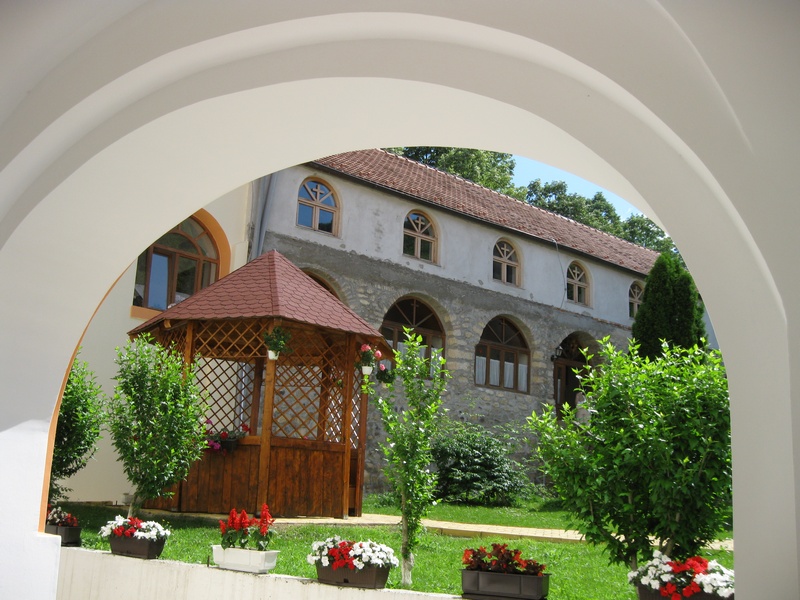 У порти манастира Раковца