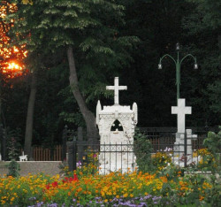 cristiangeorge 
În amurg, în cimitirul mănăstirii Miclăuşeni. 
2012-09-02 18:27:48