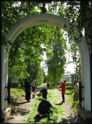 Maahiska 
At Lintula Monastery gate 
2012-09-13 11:42:35