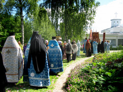Maahiska 
Procession in Lintula convent 
2012-09-21 18:37:26