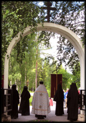 Maahiska 
Waiting for the procession in Lintula convent 
2012-09-21 18:38:58
