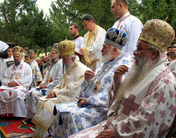 Patrijarh srbski Irinej ,ep. Lukijan, ep.Vasilije ,ep. Hrizostom ,ep. Grigorije