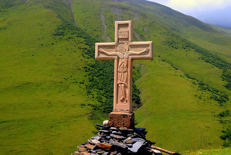 krzyż na wzgórzu nad wioską Gergeti ( Cminta Sameba) 
