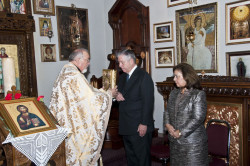 MikaV 
Prince Alexander & Princess Katherine in serbian orth.church St.Georgije in Waterloo, Canada 
2012-10-24 03:46:01