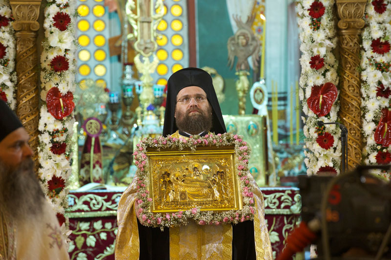 Keeping the holy icon of Virgin Mary